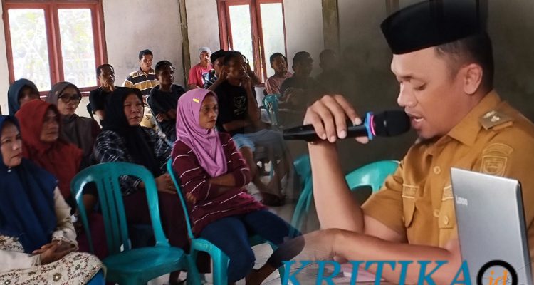 Foto Sangadi Syam Djaafar Saat Rapat Dengan Masyarakat