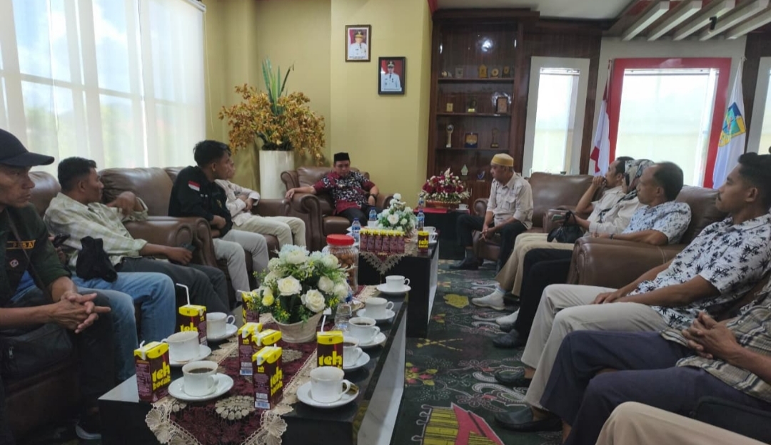 Ketua TMI dan Anggota Audiens Bersama Bupati Bolmut